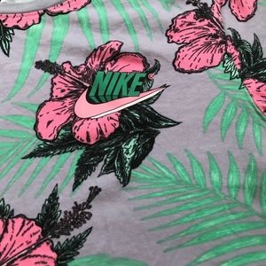 Honolulu pattern Nike t shirt. Fits to size.